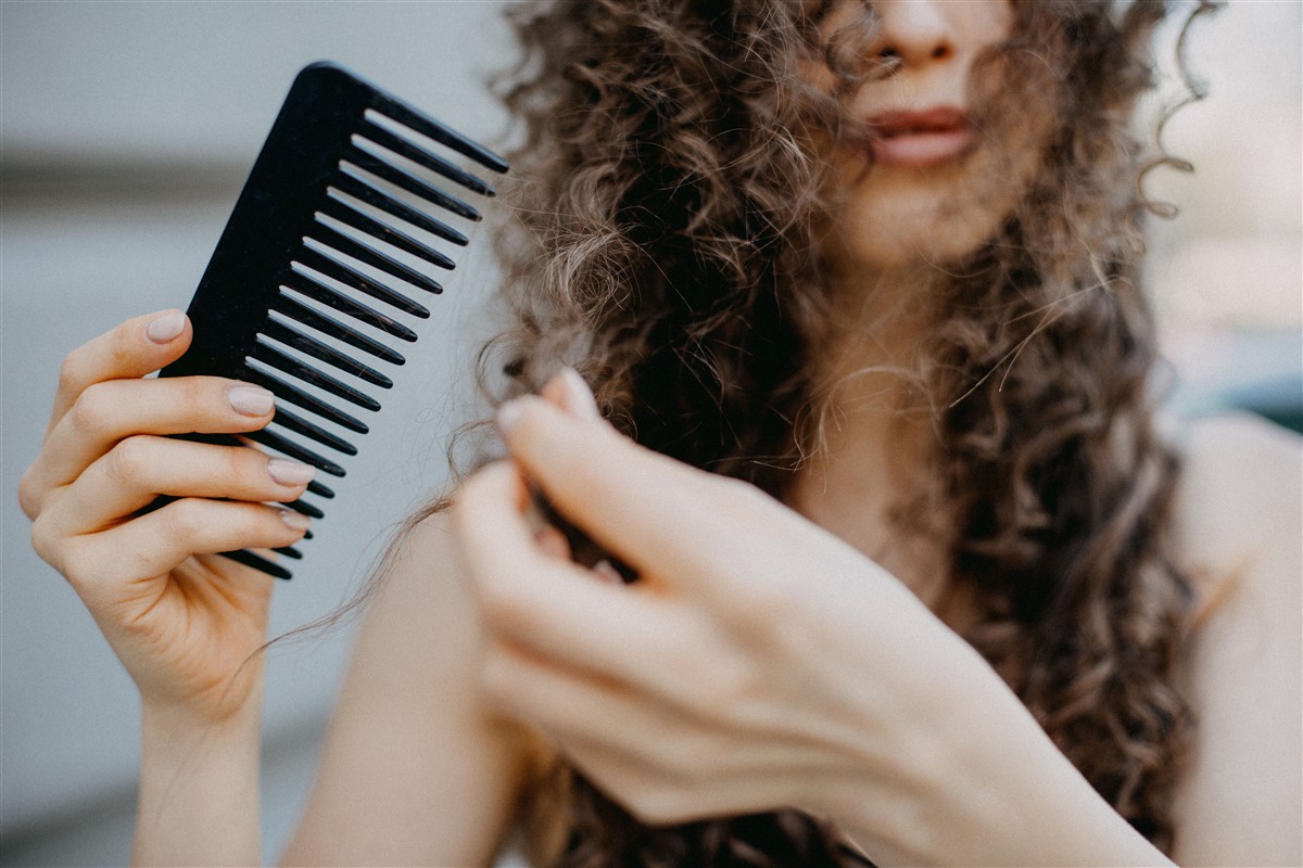 frisottis des cheveux bouclés